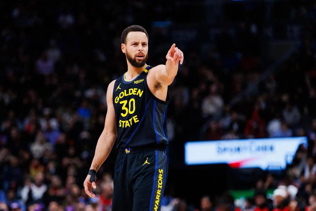 开云- 莱万多夫斯基连续五场比赛得分超过反败为胜，雄鹿不断突破！比赛高潮迭起