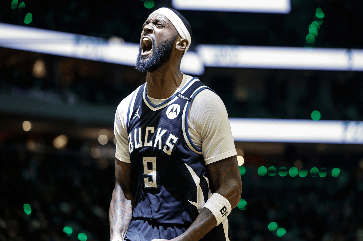 开云-西亚卡姆回归赛场,连败首场状态亮眼,雄鹿观众沸腾!的简单介绍