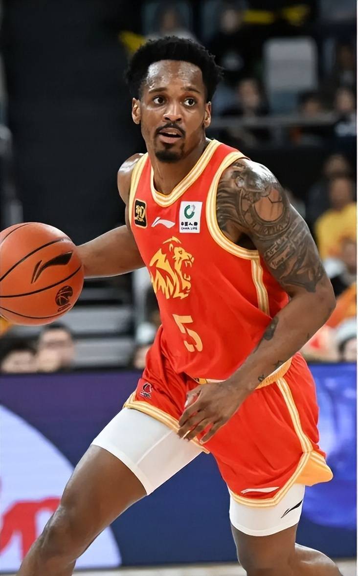 开云-Rookie在篮网比赛中惊险取胜,战术调整引发热议!的简单介绍